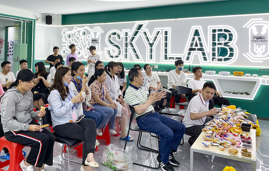 SKYLAB 2022年第一季度生日会_展厅划船，我们都是老船长